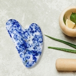 1 Gua Sha en Sodalite Bleue + Housse