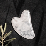 1 Gua Sha en Cristal de Roche + Housse