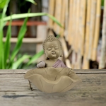 Statue Bouddha devant lotus